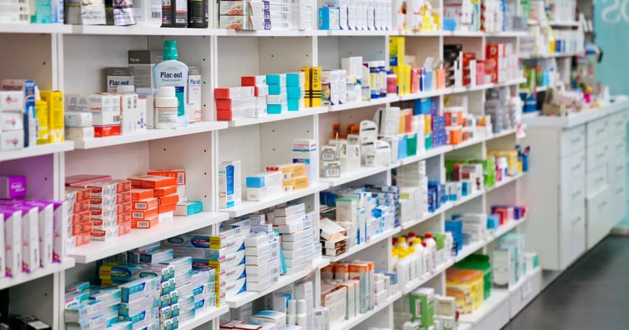 Anaqueles de farmacia con medicamentos del programa Las Rendidoras
